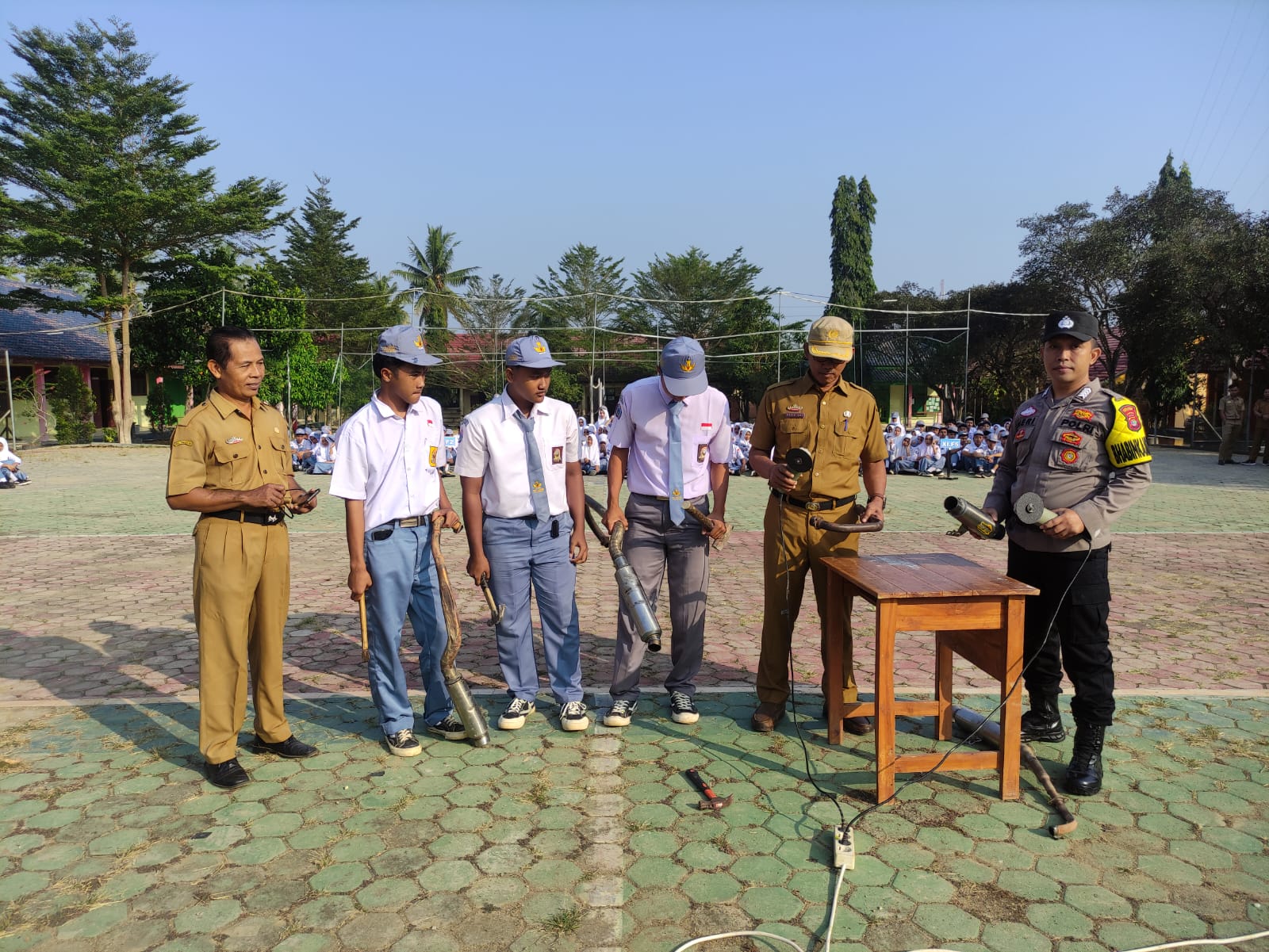 PENERTIBAN DAN EDUKASI KNALPOT BRONG DIMUSNAHKAN POLSEK SUKOHARJO GENCARKAN RAZIA DI SMAN 1 ADILUWIH