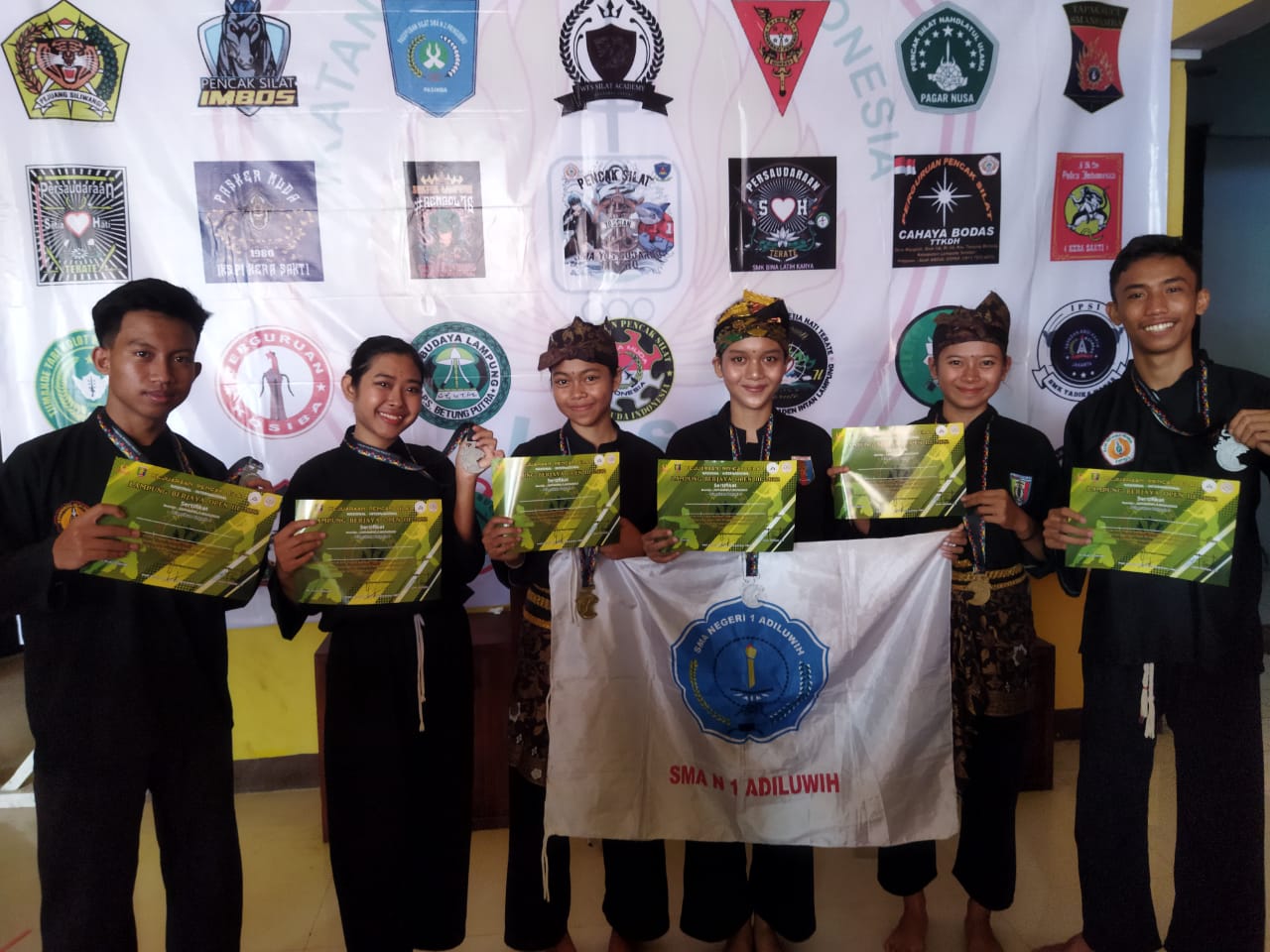 SISWA SMAN 1 ADILUWIH BORONG MENDALI EMAS DAN PERAK DI KEJUARAAN PENCAK SILAT LAMPUNG BERJAYA OPEN 3
